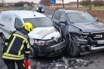Fehler beim Abbiegen! Autos rauschen auf sächsischer Staatsstraße ineinander