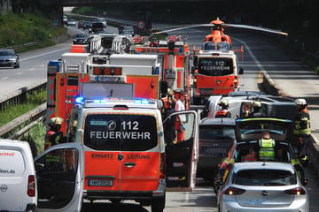 Unfall A24: Heftiger Unfall auf der A24: Auto kracht in Betonabsperrung
