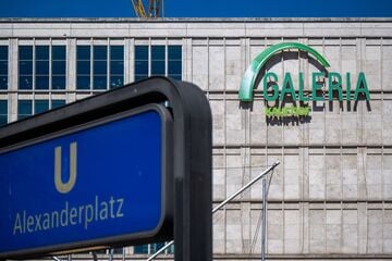 Berlin: Ungewöhnlicher Flashmob auf dem Alexanderplatz: Darum lesen Kinder plötzlich laut vor