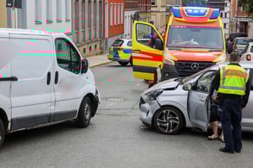 Straßensperrung nach Kreuzungscrash: Zwei Personen verletzt