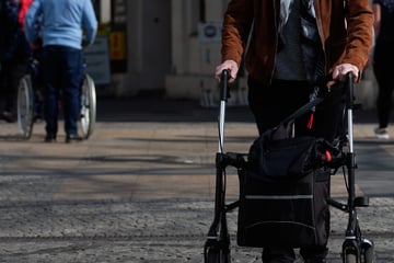 Sie war mit ihrem Rollator auf dem Gehweg unterwegs: Seniorin (†87) von Lkw erfasst