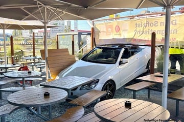 Drive-in mal anders: Cabrio landet auf Terrasse von McDonald’s