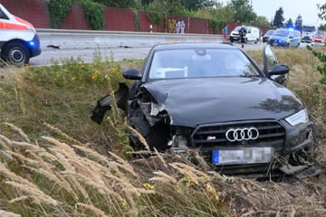 Audi schleudert nach Überholmanöver gegen Lastwagen, Fahrer in Klinik