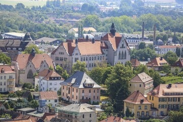 Randale in Meißen: Sieben Teenager demolieren Bank und werfen Trümmer auf Straße