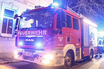Mit Kerzen gezündelt, Wohnungsbrand ausgelöst: Mehrere Kinder verletzt