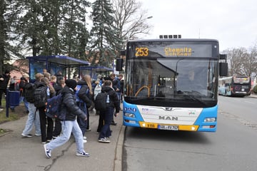 Chemnitz: Auf der Fahrt nach Limbach-Oberfrohna: Kühlschlauch platzt mitten im Schulbus!