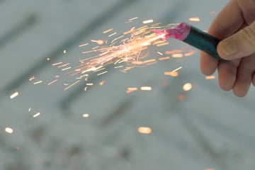 Streit endet im Krankenhaus: 19-Jähriger durch Böller schwer verletzt