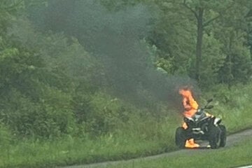 Plötzlich Rauch und Feuer: Quad wird auf der B244 komplett zerstört