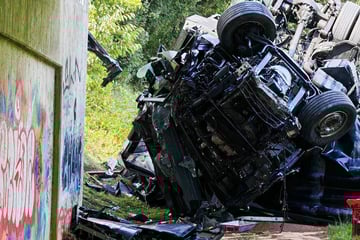 Unfall A24: Horror-Crash im Norden: Lkw stürzt von Autobahnbrücke - A24 wieder teilweise frei