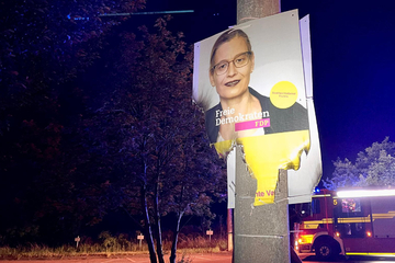 Dresden: Unbekannte zünden Wahlplakate in Dresden an: Feuerwehr im Einsatz