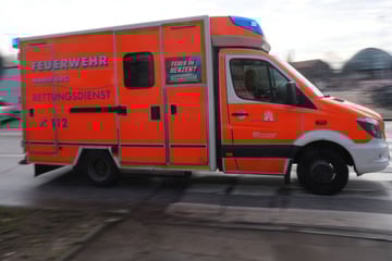 Auf Einsatzfahrt: RTW rast kleinen Jungen um, zwei Beteiligte nicht mehr dienstfähig