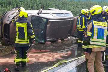 Unfall A1: Zwei Personen bei Unfall auf A1 verletzt: Auto überschlägt sich und bleibt auf Seite liegen