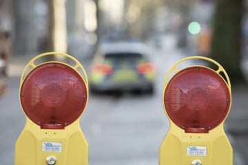 Erdloch tut sich an Kreuzung auf: Polizei und Feuerwehr handeln schnell