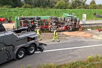 Unfall A3: Unfall auf A3: Lastwagen mit Bauschutt kippt um und sorgt für Sperrung