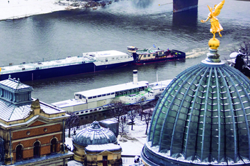 Dresden: Giant tanker passes Dresden's old town backdrop - 86 meters long!