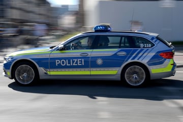 München: Mitten in der Maxvorstadt: Bewaffnete Räuber springen aus Auto und überfallen Mann