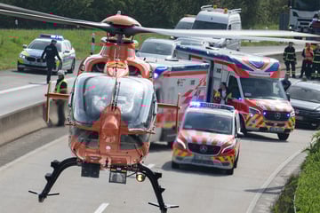Autoreifen löst sich, schleudert in Baustelle: Zwei Männer verletzt