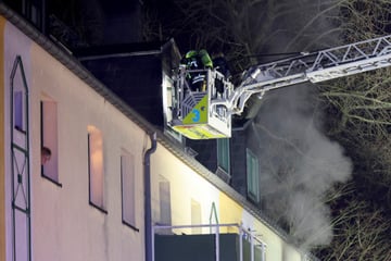Chemnitz: Wohnungsbrand in Chemnitz: Bewohner springt aus dem Fenster