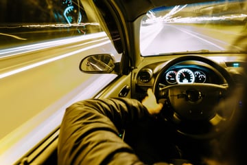 Unfall A8: Halluzination? Beifahrer greift während der Fahrt plötzlich ins Lenkrad