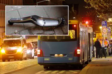 Chemnitz: Irrsinnige Attacke in Chemnitz: Teenager schlägt mit Staubsauger auf Bus ein