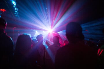 Hausparty außer Kontrolle: Teenie springt aus dem ersten Stock und verschwindet