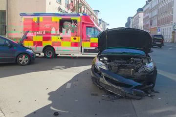 Kreuzungscrash in Plagwitz: Unfallauto in parkenden Wagen geschoben