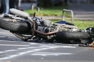 Schlimmer Unfall auf Landstraße: Motorradfahrerin von Auto erfasst und tödlich verletzt
