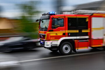 In Autos eingeklemmt: Feuerwehr befreit zwei Frauen nach Frontalcrash in Schönebeck