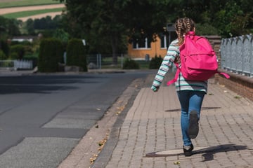 Kleines Mädchen von fremdem Mann anzüglich angesprochen: Polizei ermittelt