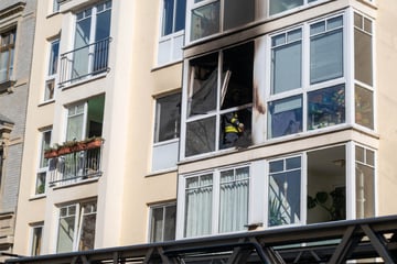 Leipzig: Löscharbeiten im Leipziger Osten: Rauchwolke steigt aus Mehrfamilienhaus