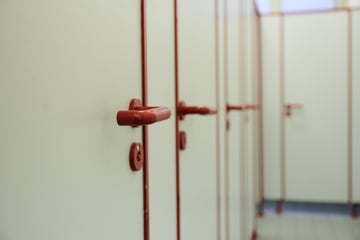 39-Jähriger stirbt auf Toilette am Arbeitsplatz, Familie fordert Entschädigung