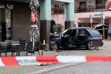 Rentner kracht mit Auto in Magdeburger Café: Zwei Personen schwer verletzt!