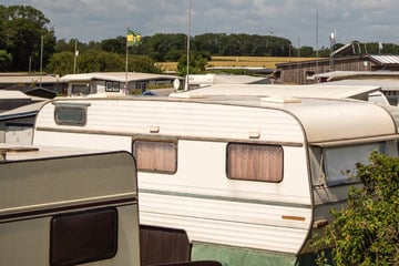 Von wegen schöner Urlaub: Camperin rastet aus und haut Nachbar mit Fleischklopfer