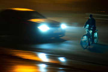 Schwerer Crash mitten in der Nacht: BMW erfasst Radfahrer in Leipzig!