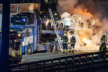 Inferno auf A7: E-Autos brennen auf Lastwagen vollständig aus