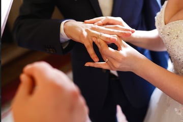 Brautpaar schaut Fotos nach Hochzeit durch und kann nicht glauben, was es da sieht