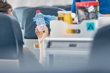Fuß von Getränkewagen zerquetscht: Passagier verklagt Airline