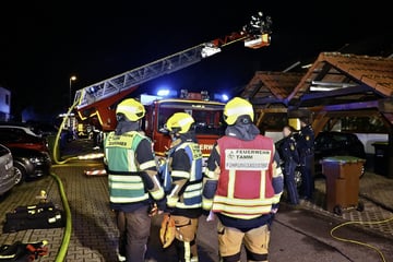 Bewohner vom Dach und über Lichtschacht gerettet: Acht Verletzte bei Brand