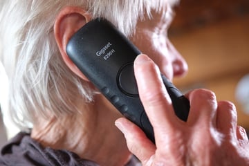 Falsche Polizisten erbeuten fünfstellige Geldsumme von Seniorin (89)