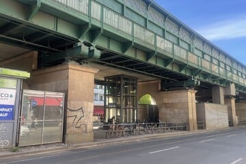 Mann klettert über Absperrung und wird von Tram erfasst