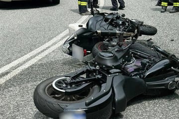 Heftiger Frontal-Zusammenstoß! Zwei Biker bei Unfall auf B85 schwer verletzt