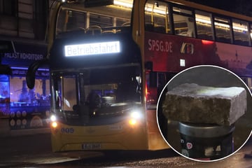 Betrunkener darf nicht in den Bus, dann greift er nach einem Pflasterstein