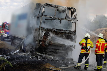 Unfall A72: Feuerwehreinsatz auf A72: Laster brennt komplett aus