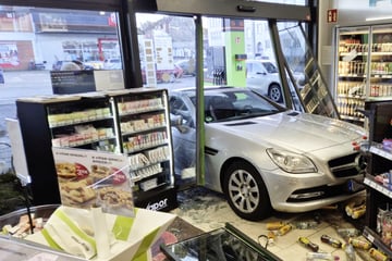 Frau kracht mit ihrem Mercedes in Tankstelle - im Schneckentempo