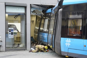 Straßenbahn kracht in Geschäft: Vier Menschen verletzt!