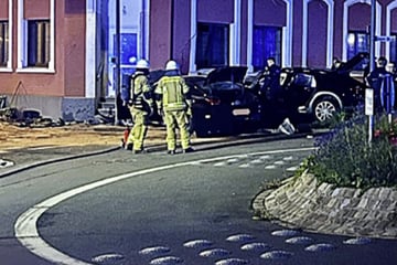 Hauswand-Crash kostet Menschenleben: Mutmaßliche Diebe verunglücken in Kreisverkehr