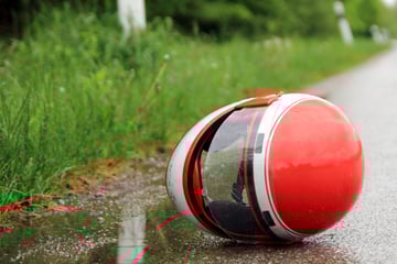 Schwerer Unfall: Motorradfahrer prallt gegen anderen Biker und kracht gegen Laternenmast