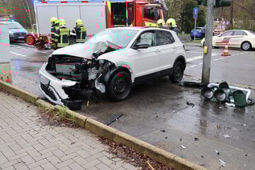 Unfall in Chemnitz: VW gegen Ampel geschleudert, Fahrerin schwer verletzt
