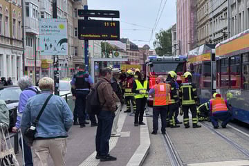 Leipzig: Brenzlige Situation: Straßenbahn in Leipzig evakuiert!