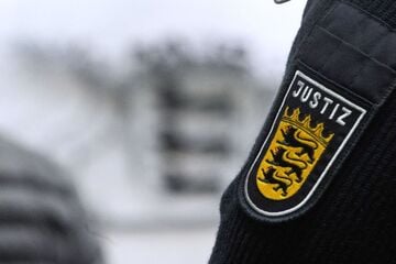 Mann aus Fenster gestoßen und schwerst verletzt vergewaltigt: Schockierende Tat vor Gericht